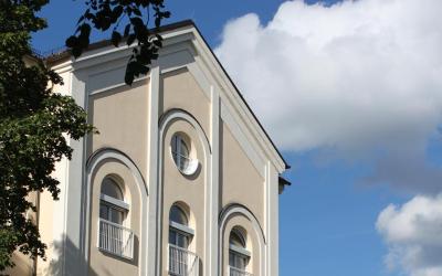 Hochmoderner Neubau mit Rundbögen